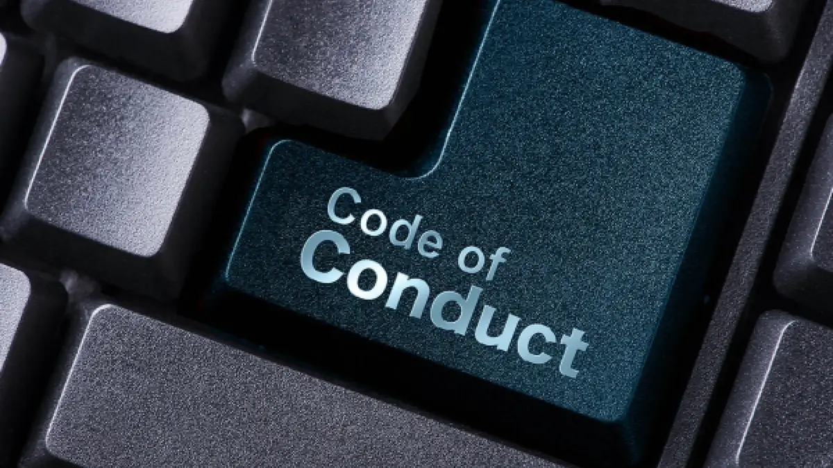 code-of-conduct-tastaturtaste.jpg Nahaufnahme einer Computertastatur mit einer hervorgehobenen petrolfarbenen Taste, auf der „Code of Conduct“ steht.