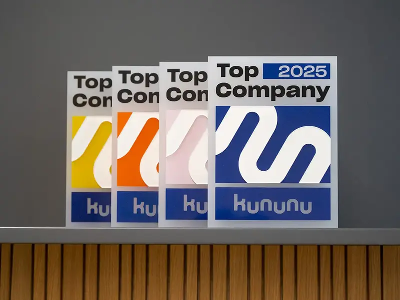 Vier Kununu-Top-Company-Auszeichnungen mit dem markanten S-Logo aufgereiht auf einem Tisch, die für die hohe Arbeitgeberzufriedenheit bei Sutter Medizintechnik stehen.