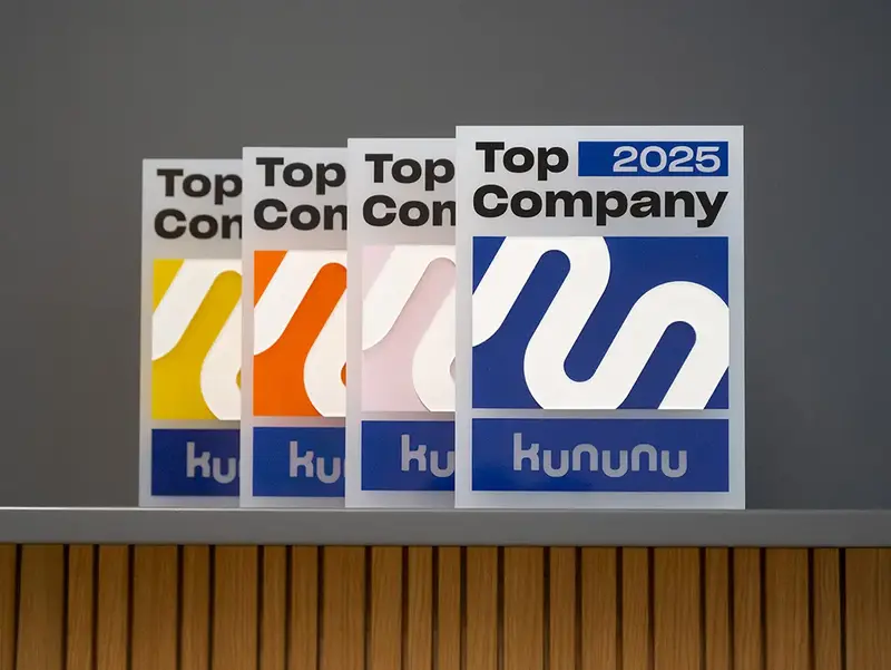 Vier Kununu-Top-Company-Auszeichnungen mit dem markanten S-Logo aufgereiht auf einem Tisch, die für die hohe Arbeitgeberzufriedenheit bei Sutter Medizintechnik stehen.