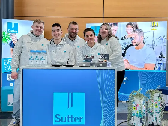 Sutter-Jufo-Ausbildungsmesse-2024-Team.jpg Das Sutter-Team präsentiert sich auf der Jufo Ausbildungsmesse 2024 – Informationen rund um Ausbildung, Karriere und Zukunft bei Sutter Medizintechnik.