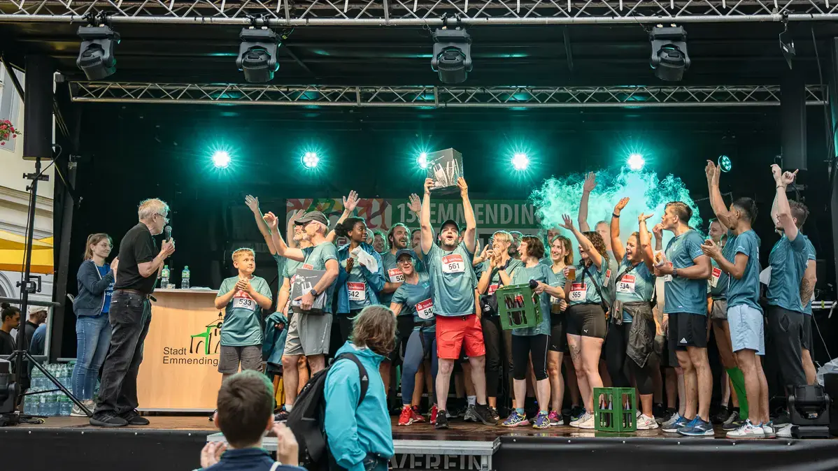 Sutter-Team bei der Siegerehrung des Stadtlaufs Emmendingen Das Sutter-Team jubelt bei der Siegerehrung des Emmendinger Stadtlaufs – Einsatz und Teamgeist stehen im Mittelpunkt.