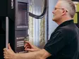 sutter-cnc-fertigung-mitarbeiter-an-maschine.jpg Erfahrener Mitarbeiter von Sutter Medizintechnik bedient eine CNC-Fräsmaschine zur Herstellung chirurgischer Instrumente